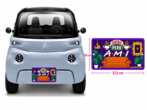 Plaque Central Perk Ami présentée sur Citroën Ami, format 27,5 x 20 cm